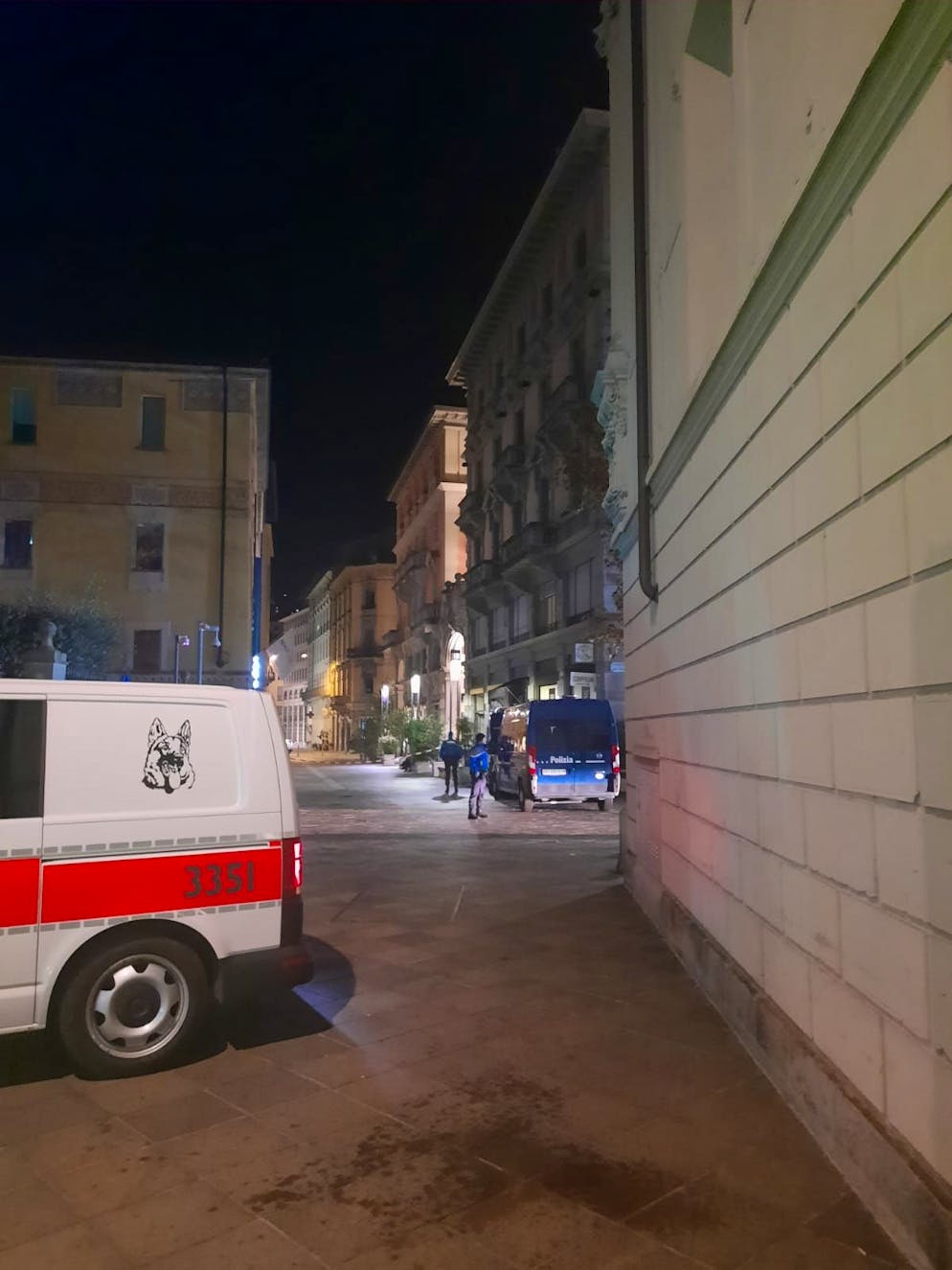 Le polizia durante la retata in un noto locale notturno nel centro di Lugano.