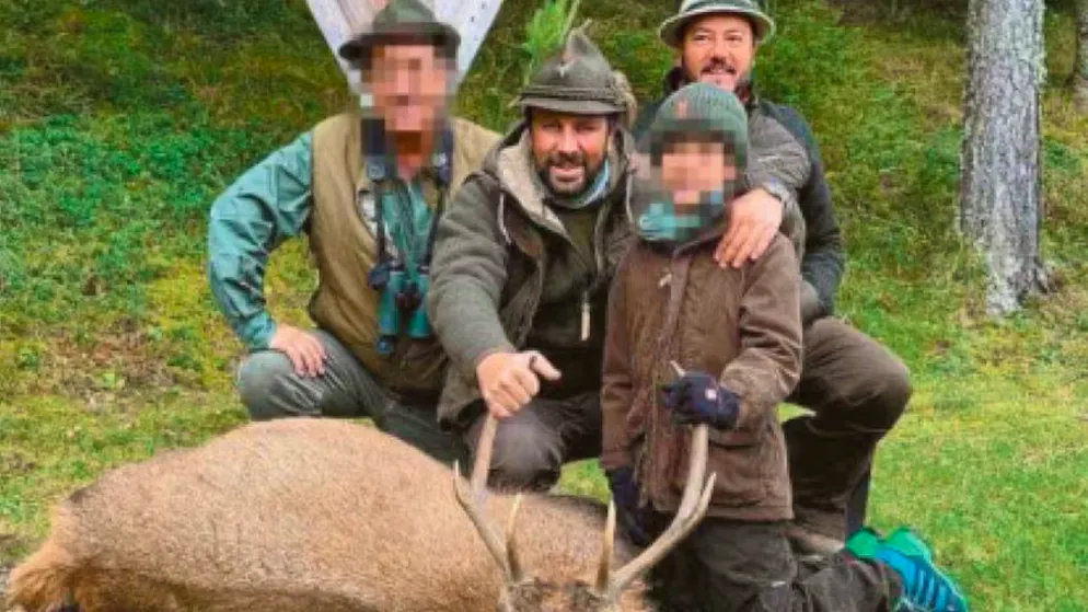 Dès la publication du cliché embarrassant, Georg Dornauer a tenté de se justifier en affirmant que le chapeau n'était pas à lui et qu'il n'avait pas touché à l'arme à feu.