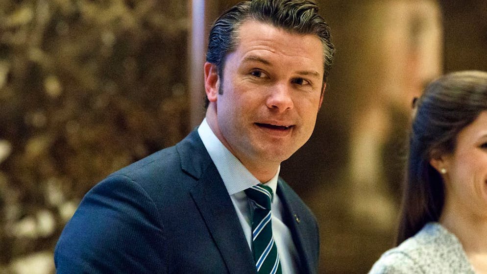 ARCHIV – Pete Hegseth geht zu einem Treffen mit dem designierten US-Präsidenten Donald Trump.
