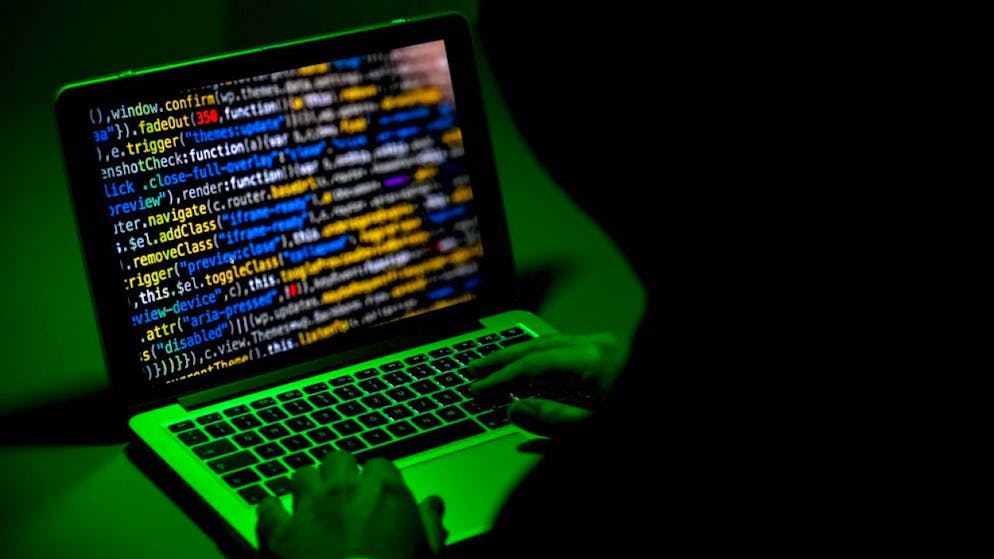 La consapevolezza del rischio di cyberattacchi dev'essere migliorata sia tra le aziende che tra la popolazione.