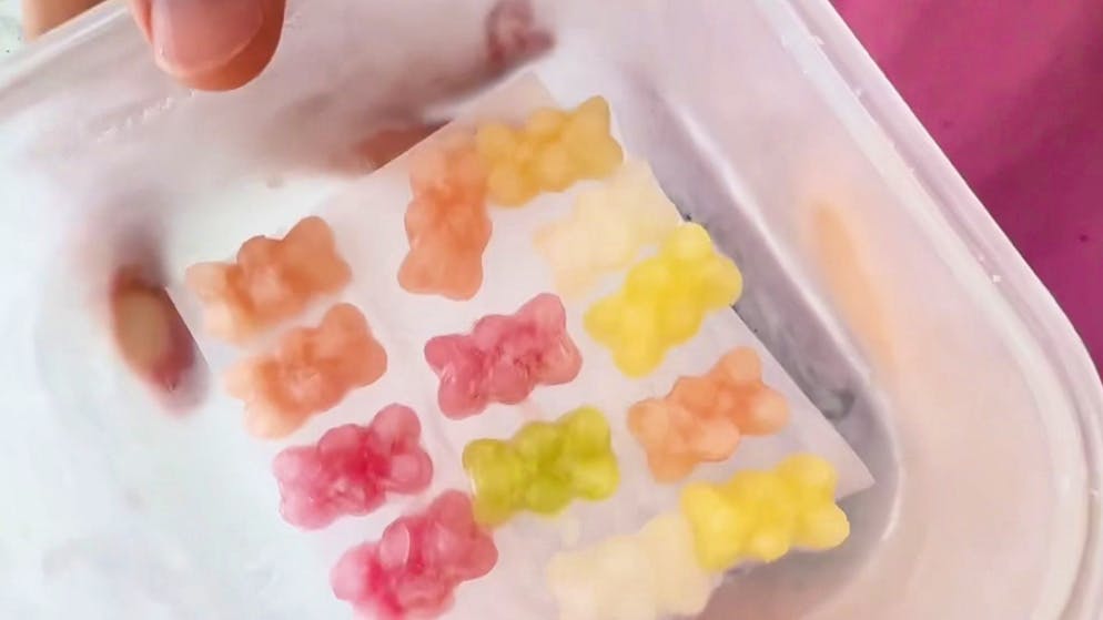 Seltsamer Food-Trend. Gummibärchen in Limonade – schmeckt das?