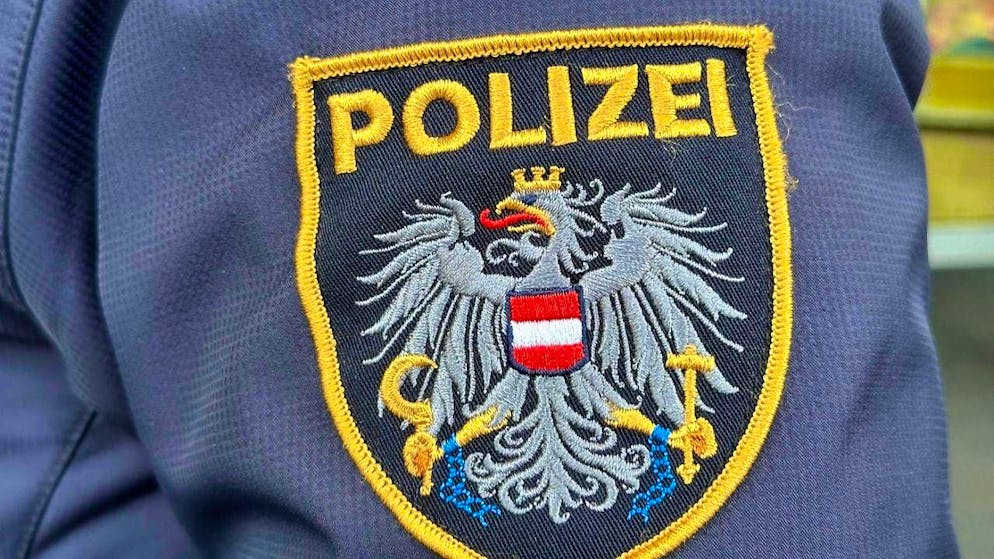 ARCHIVE - The emblem of the Austrian police on a uniform. Photo: Matthias Röder/dpa