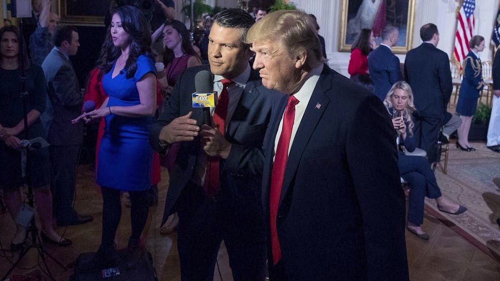 Der damalige und neu gewählte US-Präsident Donald Trump (r.) mit Pete Hegseth, jetzt noch Moderator der Trump-Haussendung «Fox & Friends Weekend» des rechtskonservativen Senders Fox Newsappears und Trumps neuer Verteidigungsminister. (6. April 2017)