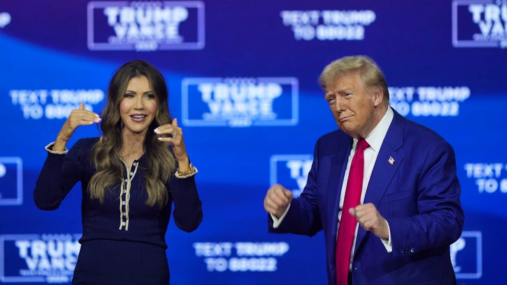 Donald Trump (r.) und die Gouverneurin des Bundesstaates South Dakota, Kristi Noem, tanzen bei einer Wahlkampfveranstaltung auf einer Bühne in Pennsylvania zum Song «Y.M.C.A.».