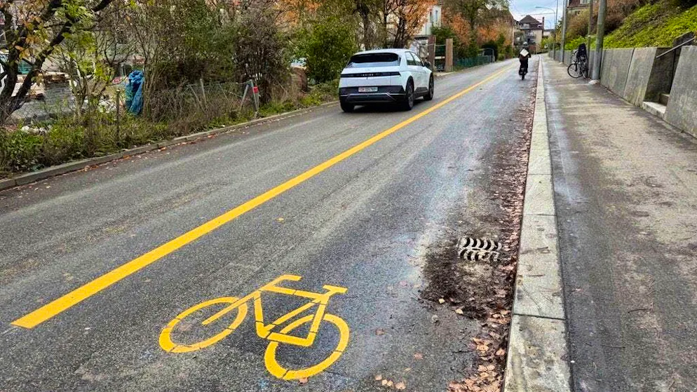 Until recently, there were 16 residents' parking spaces and a cycle lane here. Now the properties on the right are cut off from the road and can no longer be reached by car.