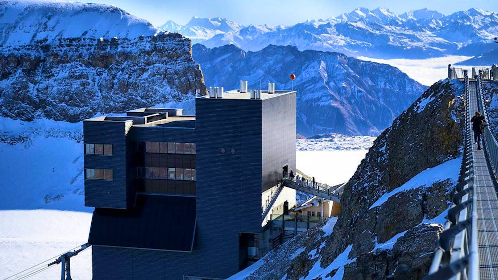 The panorama restaurant in the Glacier 3000 ski area in Les Diablerets VD, which was completely destroyed by fire a good two years ago, was designed according to the plans of Ticino star architect Mario Botta and rebuilt from scratch. The cable car remained intact and no one was injured.