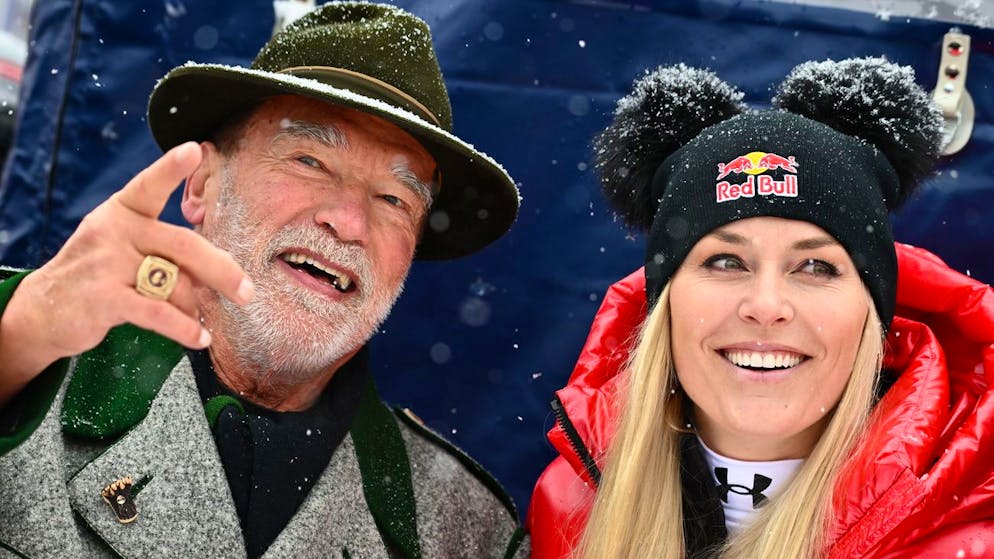 Arnold Schwarzenegger in compagnia dell'allora ex sciatrice Lindsey Vonn nel parterre della discesa di Kitzubühel nel 2023.