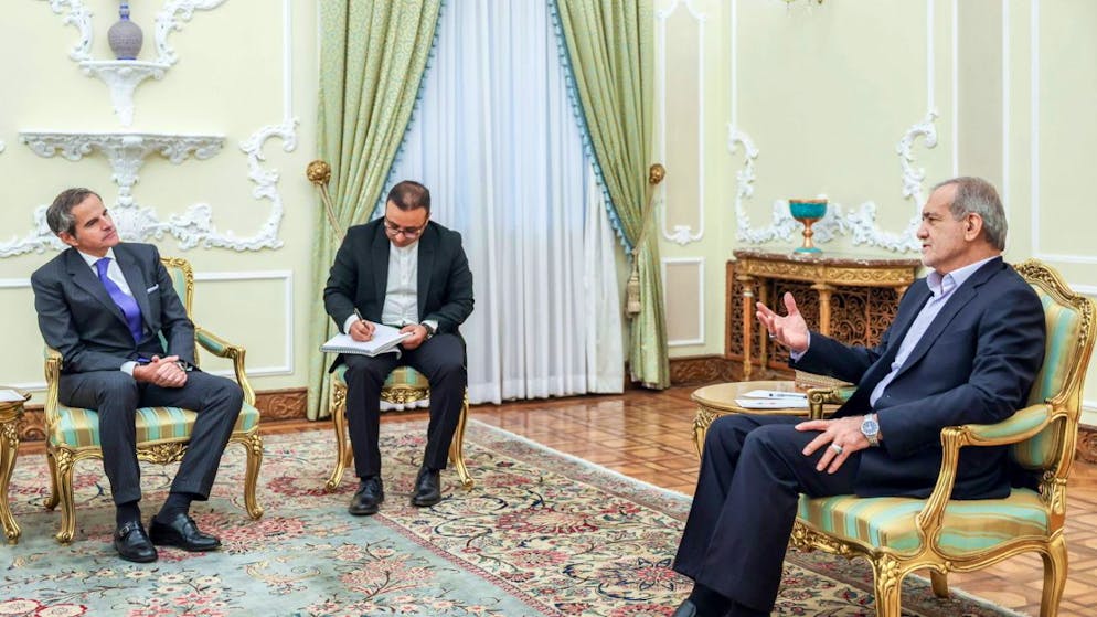 Il direttore generale dell'AIEA Rafael Grossi (a sinistra) ha avuto una serie di incontri ad alto livello oggi a Teheran, tra cui uno con il presidente Masoud Pezeshkian (a destra).