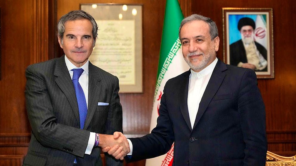 The Director General of the International Atomic Energy Agency (IAEA), Rafael Mariano Grossi (l), shakes hands with Iranian Foreign Minister Abbas Araghchi during their meeting. In view of the tense situation in the Middle East, Grossi wants to fight for more insight into the Iranian nuclear program. Photo: Vahid Salemi/AP