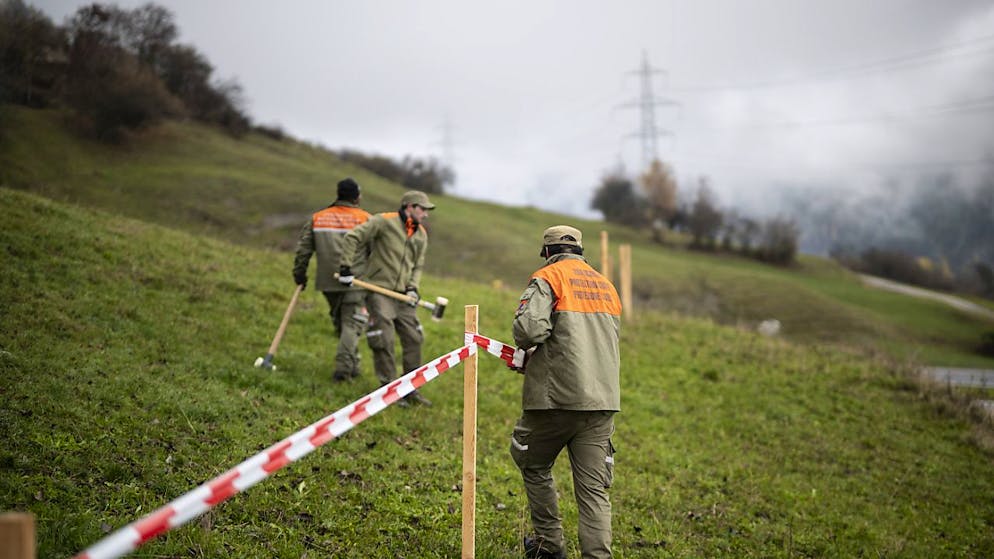 I militi della Protezione civile hanno delimitato la zona di pericolo attorno al paese di Brienz.