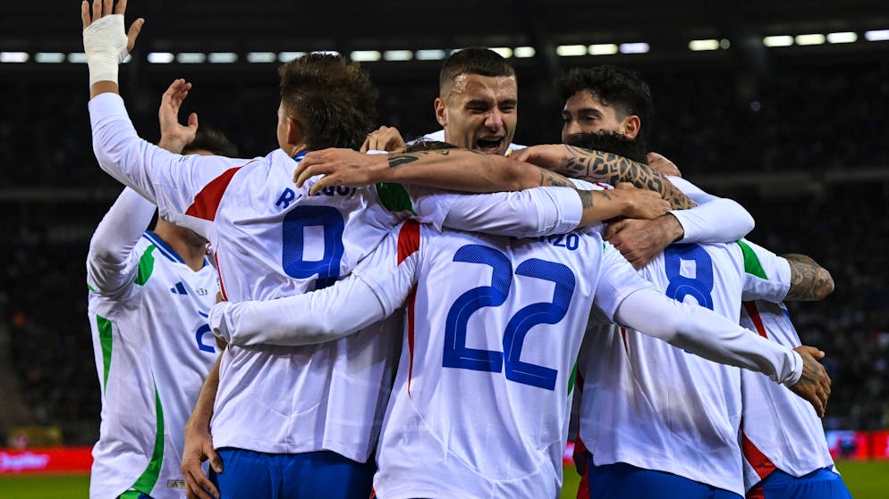 Sandro Tonali célèbre son premier but en équipe nationale avec ses coéquipiers.