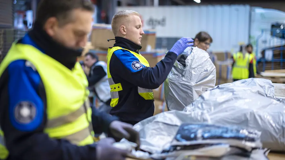 From fake medicine to weapons. Customs discover numerous illegal goods in flood of parcels