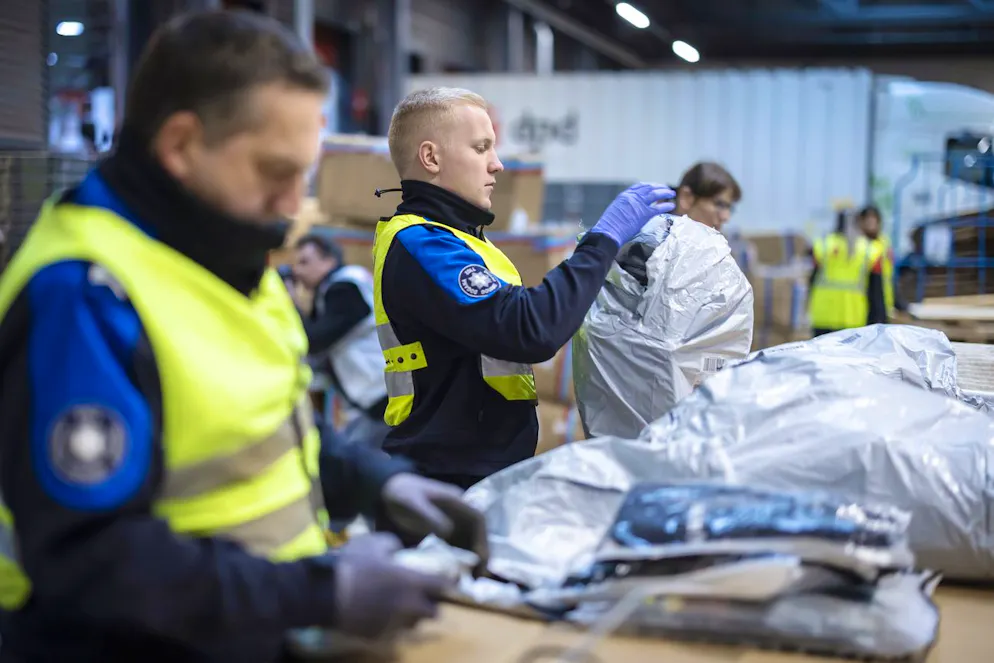 Zollbeamte entdeckten illegale Waffen in einem Paket. (Archivbild)