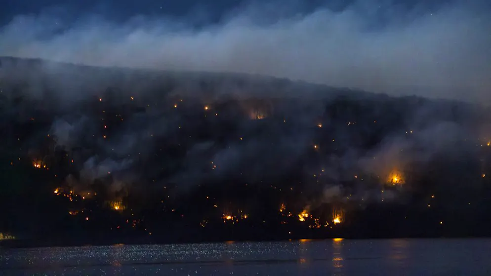 Les feux ont brûlé des milliers d'hectares autour de la rivière forestière de Jennings Creek, à une heure de route des gratte-ciel de Manhattan.