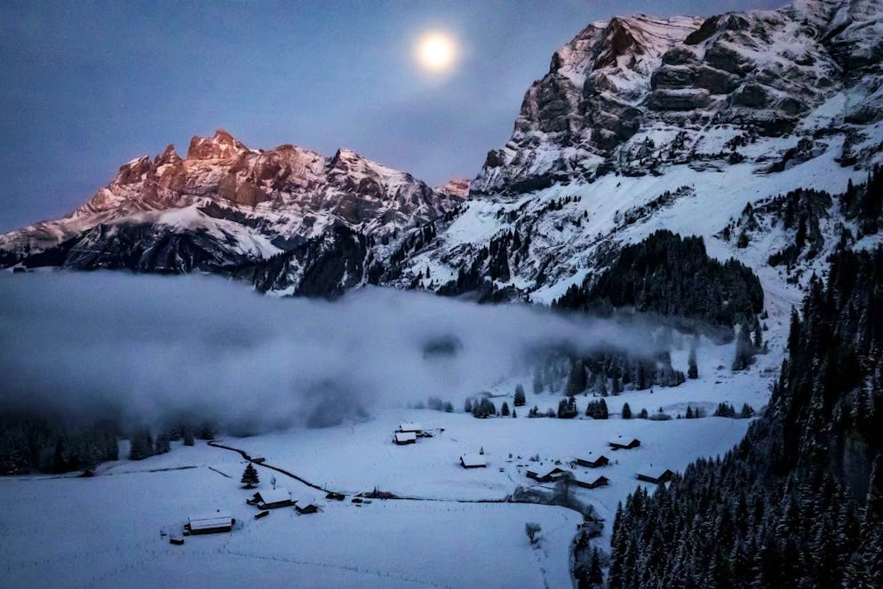 Il corpo senza vita scoperto ieri in una vettura a Champéry (VS) è della madre sospettata di aver ucciso i suoi tre figli martedì, in Alta Savoia.