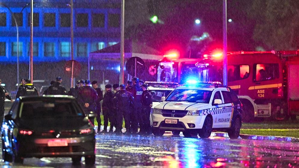 A man detonated two bombs in front of the Supreme Court. He died in the second explosion. He is said to be a supporter of ex-president Bolsonaro.