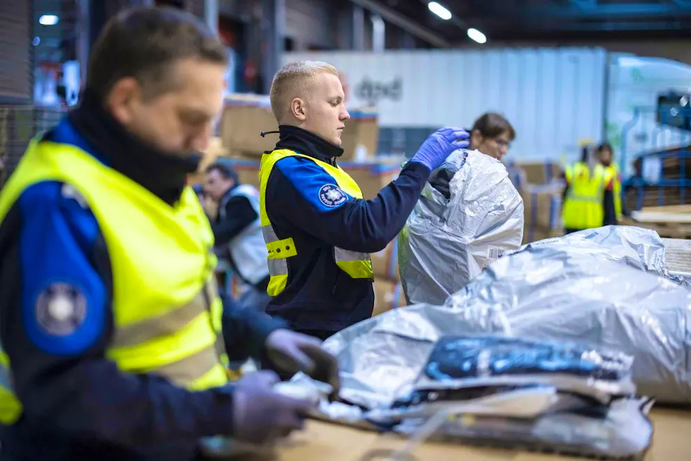 Customs officers discovered illegal weapons in a package. (archive picture)