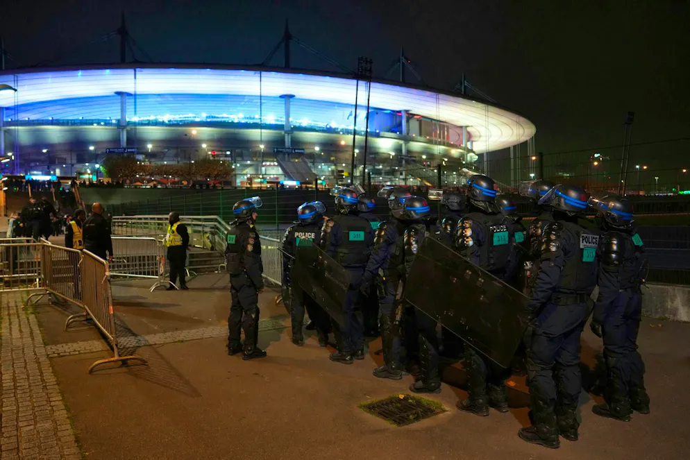 No incidents before high-risk match in Paris - Gallery. After the attacks on Israeli soccer fans, security in Paris is particularly tight.