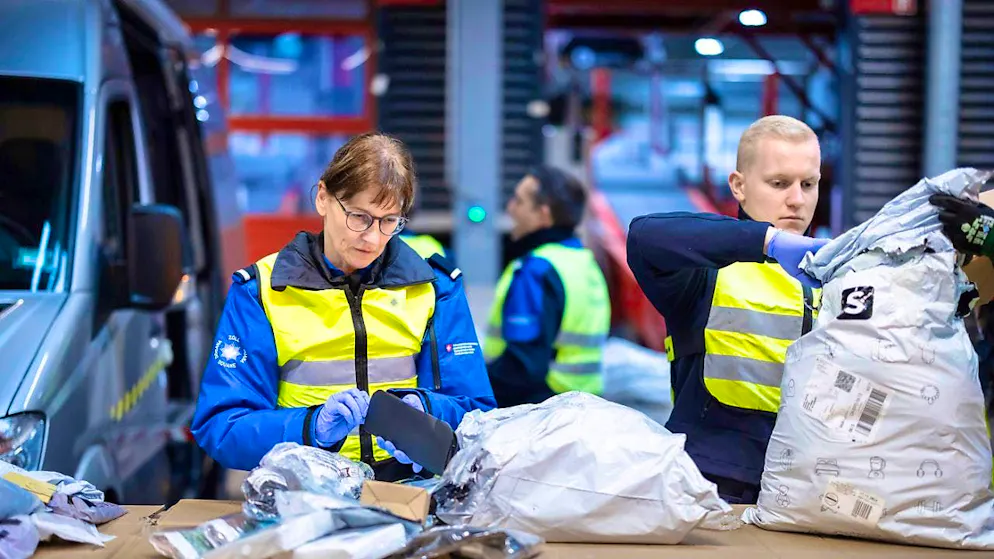 During an inspection of parcels from abroad, employees of the Federal Office for Customs and Border Security (FOCBS) have discovered numerous illegal medicines and other prohibited items.