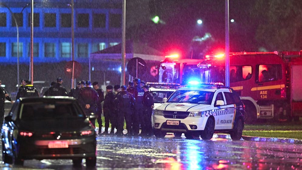 Vor dem Obersten Gerichtshof hat ein Mann zwei Bomben gezündet. Bei der zweiten Explosion ist er ums Leben gekommen. Er soll ein Anhänger des Ex-Präsidenten Bolsonaro sein.