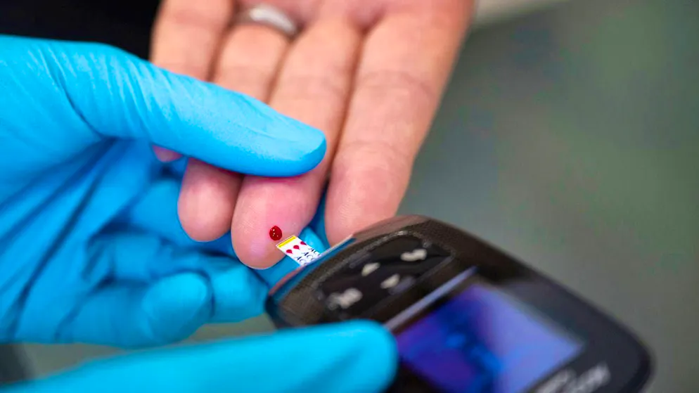A nurse measures a patient's blood sugar. According to a study, seven percent of all adults suffered from diabetes in 1990, rising to 14 percent in 2022. (archive image)
