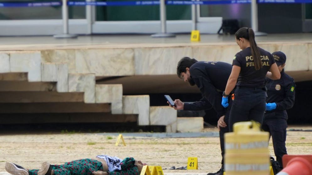 L'uomo si è tolto la vita quando gli si è avvicinato un agente.