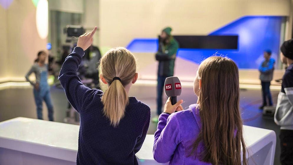 Two participants explore the SRG television studio in the Federal Parliament Media Center on the Keystone-SDA news agency's Future Day.