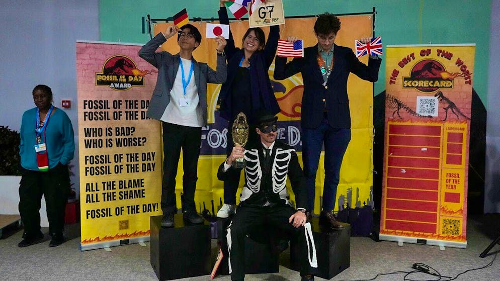 The "Fossil of the Day Award" is presented to the G7 countries during a demonstration at the UN Climate Summit COP29. Photo: Rafiq Maqbool/AP/dpa