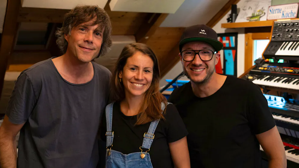 "When parents die young, there is a lot of grief. In such a bad situation, a song is probably not enough to comfort you": Ritschi (right) together with producer Adrian Stern and duet partner Eliane Müller in the music studio.