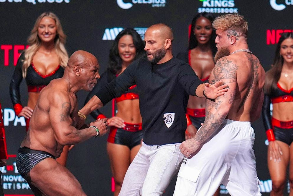 The pictures of the boxing match between Mike Tyson and Jake Paul. Promoter Nakisa Bidarian (center) bravely stands between the two brawlers and prevents an irregular pre-fight.