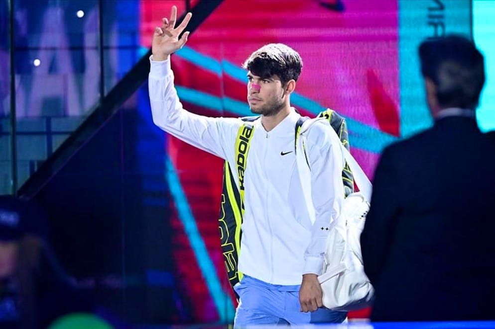 Carlos Alcaraz saluta le ATP Finals dopo la sconfitta con Alexander Zverev