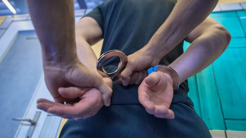 Hiding in a boiler room in Verona is no use: Italian police find the Swiss man wanted for drug offenses - the handcuffs click. (symbolic image)