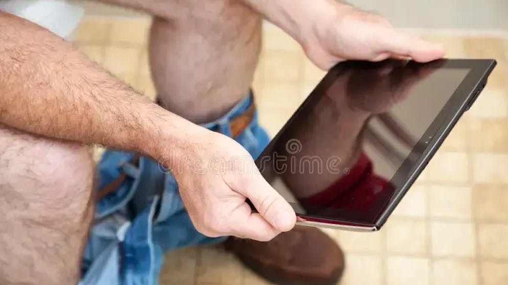 Ärzte warnen. Darum solltest du nicht länger als 10 Minuten auf der Toilette sitzen