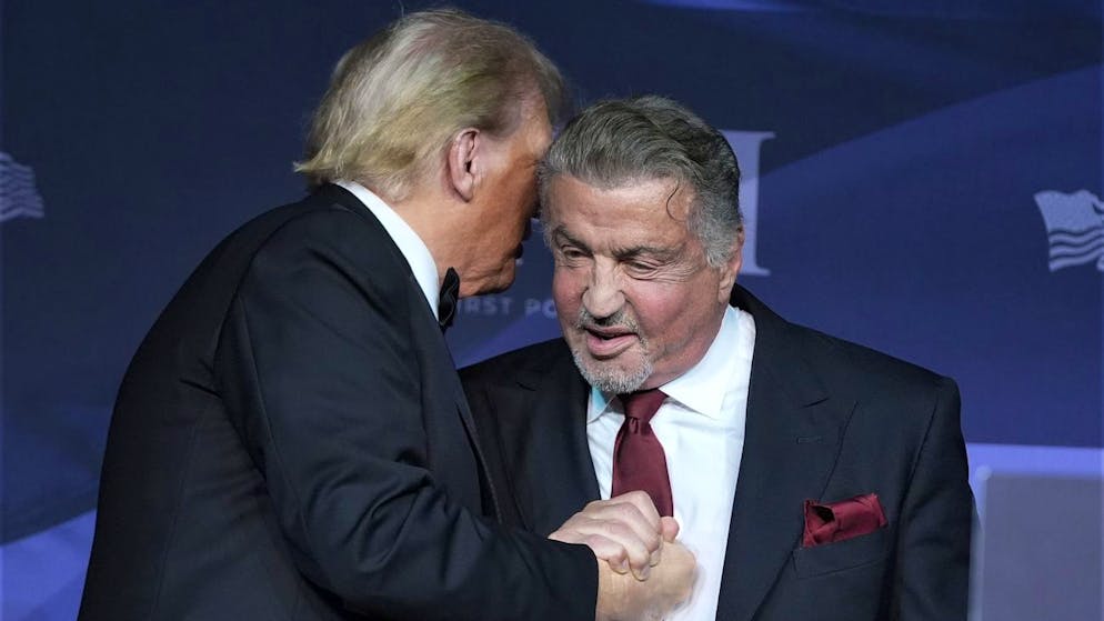 Man mag sich: Der designierte US-Präsident Donald Trump (l.) begrüsst Sylvester Stallone bei einer Gala in seinem Anwesen Mar-a-Lago in Florida. (14. November 2024) 