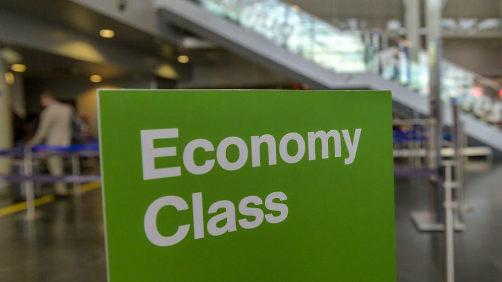 Das EDA muss sparen. Schweizer Botschafter fliegen künftig nur noch Economy