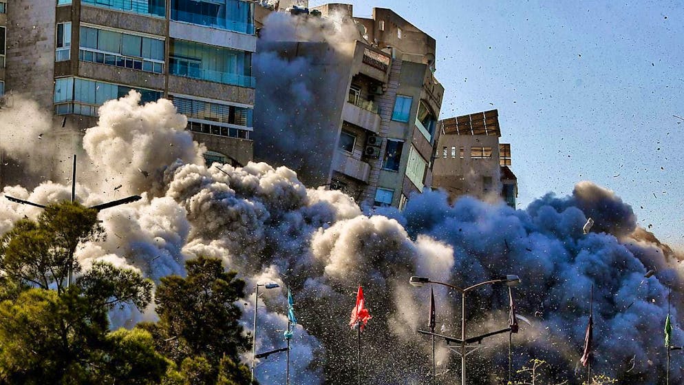 dpatopbilder - Smoke rises as a building collapses after being hit by an Israeli airstrike in Tajuna, a southern suburb of the Lebanese capital. Photo: Marwan Naamani/ZUMA Press Wire/dpa
