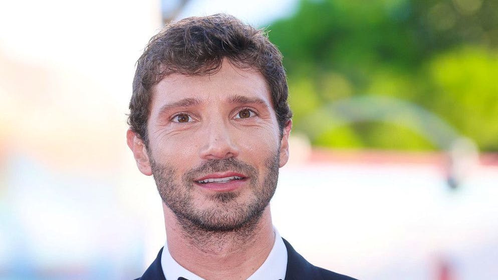 Dopo il successo di Affari tuoi. Stefano De Martino «inavvicinabile e adirato dietro le quinte Rai»