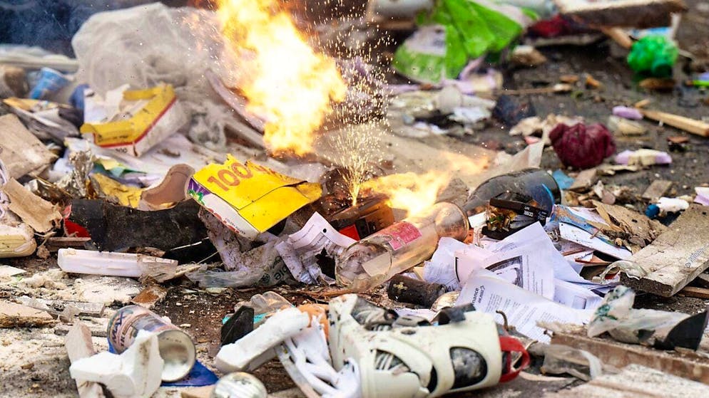 Battery fires can cause major damage - whether in households, waste disposal vehicles or waste and recycling plants. (Archive)