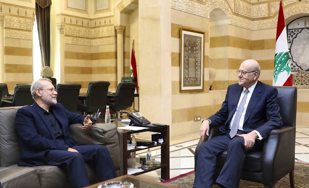 Il Primo ministro libanese Najib Mikati (sinistra) a colloquio con il portavoce del leader iraniano Ali Khamenei.