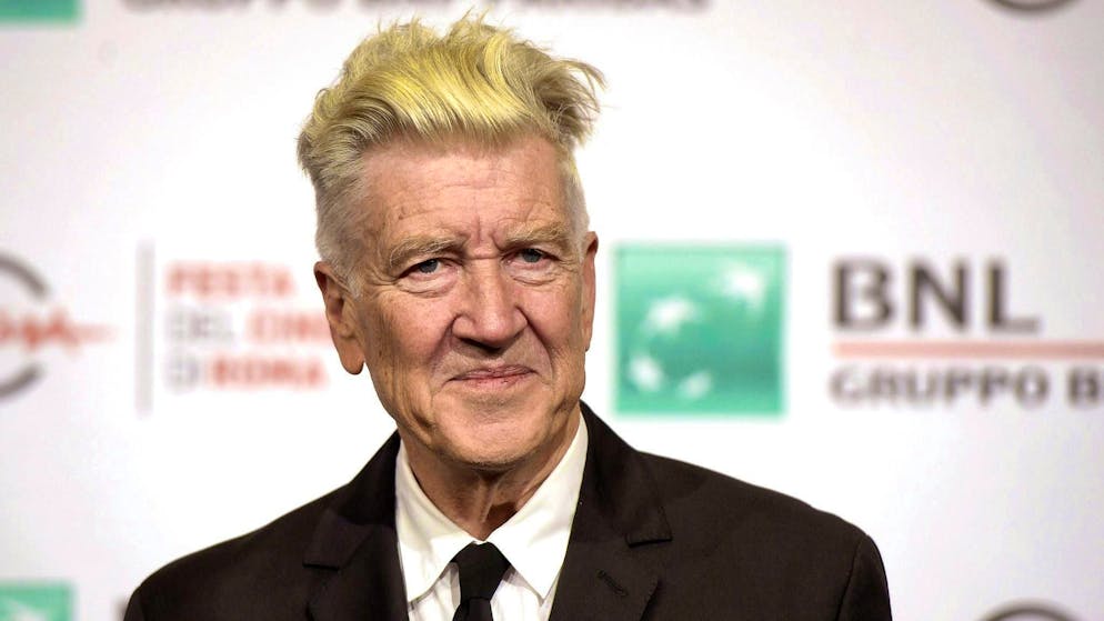 Star director David Lynch can barely walk across a room due to his severe lung disease, he has revealed.