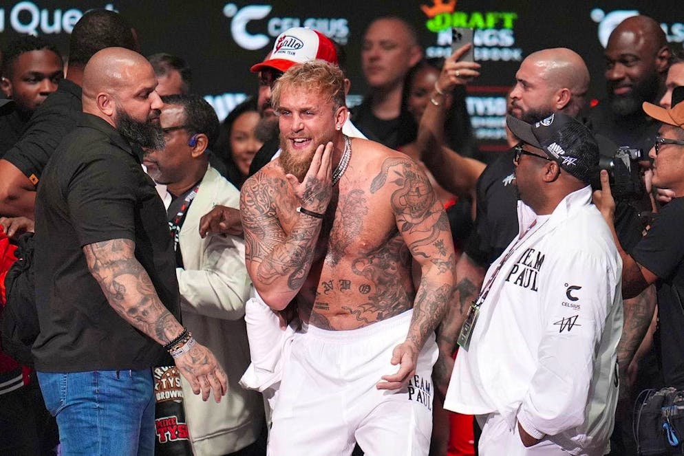 The pictures of the boxing match between Mike Tyson and Jake Paul. The slap doesn't seem to throw the 27-year-old American off his stride.
