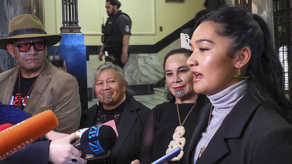 L'interruption des débats a été provoquée par la députée Hana-Rawhiti Maipi-Clarke, qui s'est levée, a déchiré le projet de loi en deux et a commencé un Ka Mate haka.