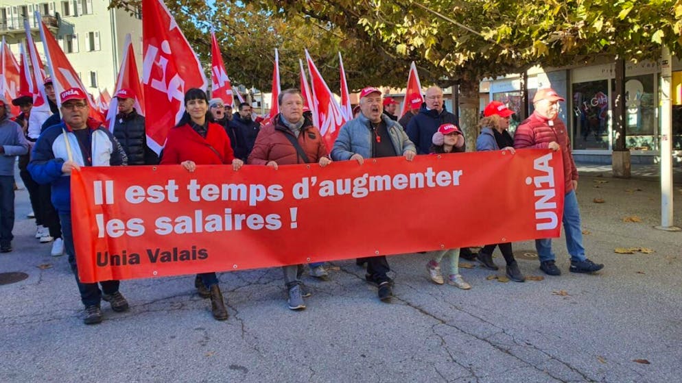 1000 salariés, selon le syndicat, ont défilé aujourd'hui dans les rues de Sion pour réclamer des hausses de salaires.