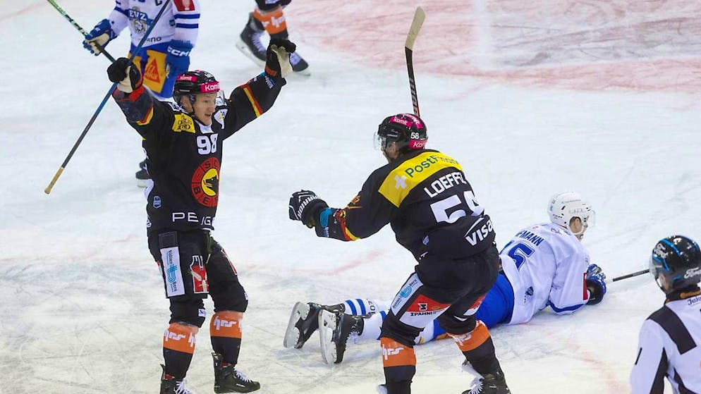 Servette still only in form in the Champions League - Gallery. Romain Loeffel (right) and Benjamin Baumgartner celebrate Bern's 3:2 winning goal in overtime against EV Zug