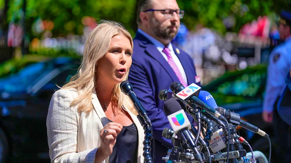ARCHIVE - Karoline Leavitt speaks to journalists on the sidelines of Trump's criminal trial in Manhattan. Photo: Seth Wenig/AP/dpa