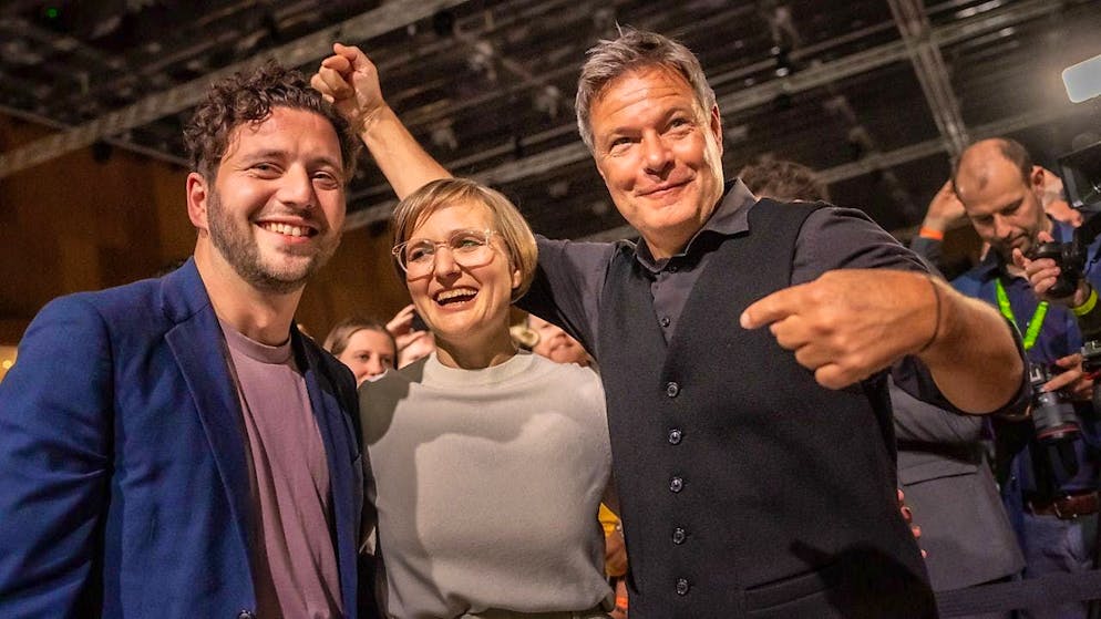 Franziska Brantner celebrates after the election next to Felix Banaszak at the federal Green Party delegates' conference with Robert Habeck (r, Alliance 90/The Greens), Federal Minister for Economic Affairs and Climate Protection. Photo: Michael Kappeler/dpa