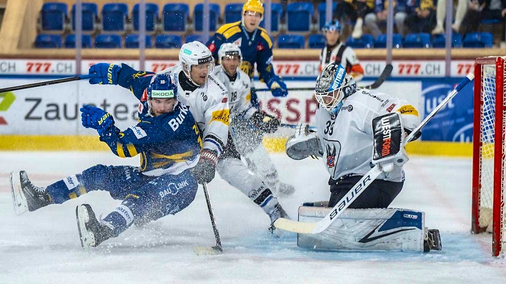 HC Davos' winning streak ends against Fribourg-Gottéron - in the picture Filip Zadina is brought down by Fribourg's Benoît Becker
