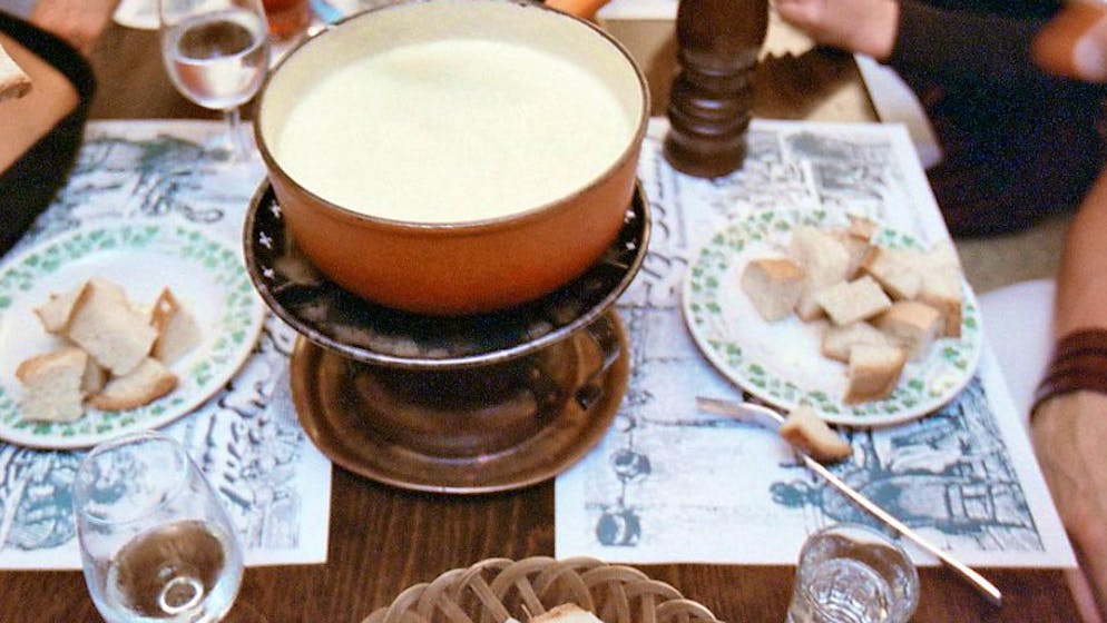 Un réchaud à fondue serait à l'origine de l'incendie qui a ravagé le restaurant Botta à Glacier 3000 aux Diablerets (VD) en 2022. Celle qui était alors responsable de la restauration doit répondre d'incendie par négligence. (Photo d'illustration).