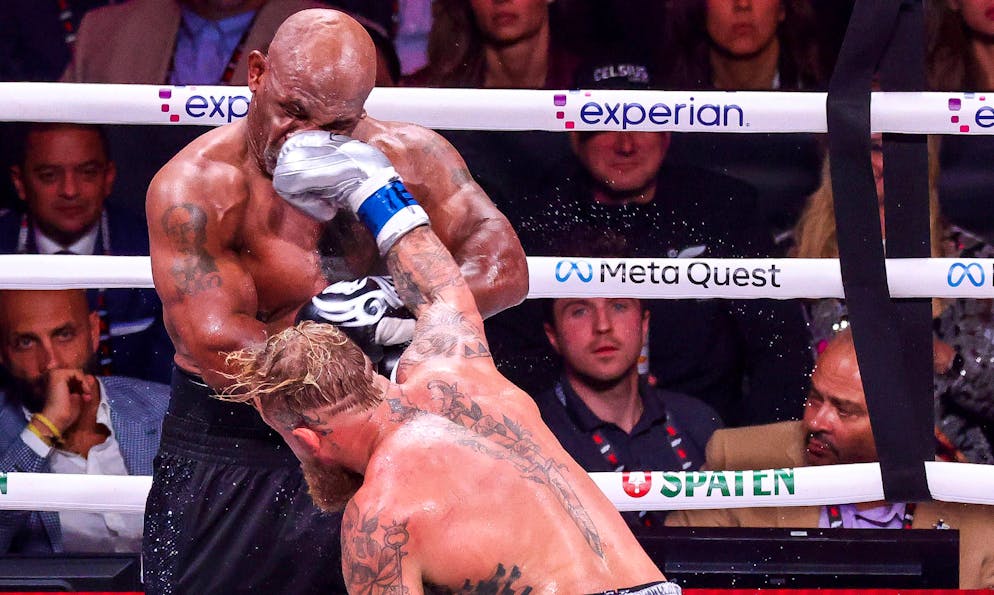 Box-Kampf images include Mike Tyson and Jake Paul. The 58-year-old World Master Mike Tyson (links) has the 27-year-old Box Commander Jake Paul Verloren.