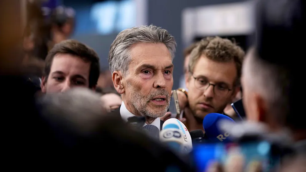 Le premier ministre néerlandais Dick Schoof est depuis juillet à la tête d'une coalition de quatre partis dont le plus important est le parti PVV du dirigeant d'extrême droite Geert Wilders, arrivé en tête des législatives de novembre 2023 (archives).
